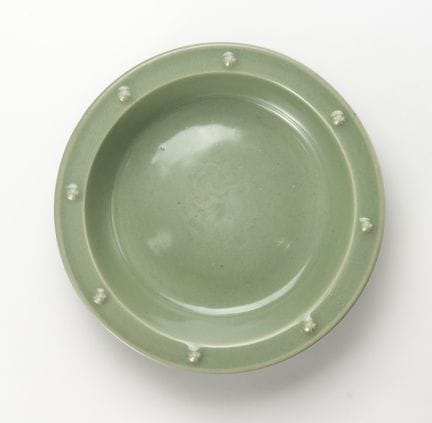 Cuenco hondo de celadón de Longquan con forma de g