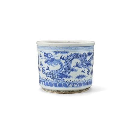 Un brasero «dragón» azul y blanco. Un brasero cilí