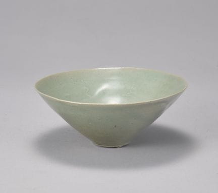 Un cuenco de té de celadón de Goryeo con el motivo