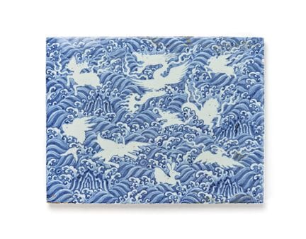 Plato de cerámica azul y blanco con motivos de ani