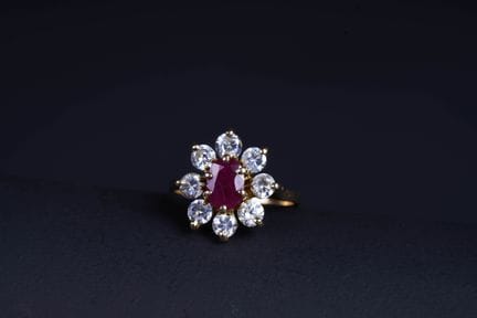 18K yellow gold ring (750 parts per thousand) set 