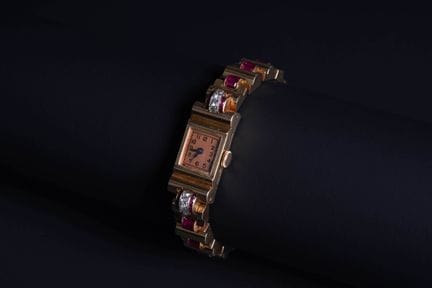 Rectangular ladies' wristwatch in 18K yellow gold 