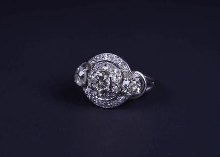 An 18K white gold (750) rosette ring featuring thr