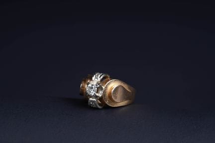 18K yellow gold (750) tank ring set with a brillia