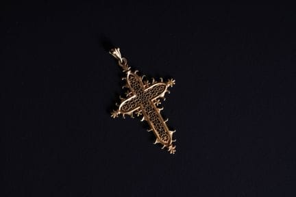 18K yellow gold cross (750 parts per thousand), kn