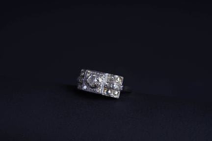 18K white gold ring (750 parts per thousand) with 