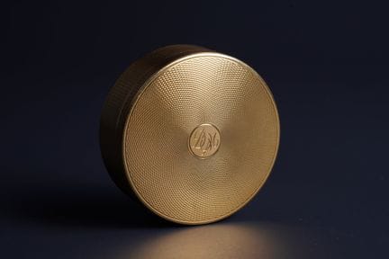 HÉNIN & Cie. Circular powder box. 18K yellow gold 