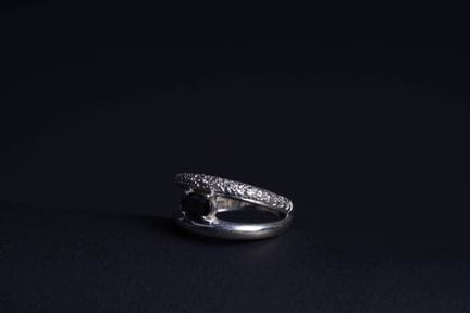 18K white gold ring (750 parts per thousand) set w