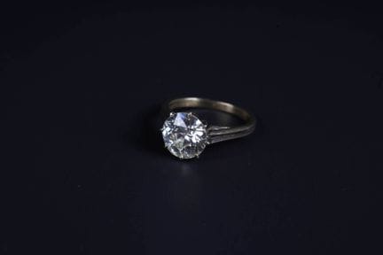 18K white gold (750) solitaire ring.
Set with a 2.