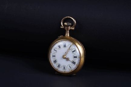 18K yellow gold (750) lapel watch.
Chiseled case s