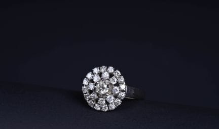 Daisy ring in 18K white gold (750 parts per thousa