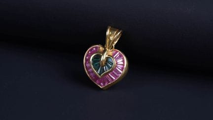 Yellow gold (750) heart pendant set with calibrate