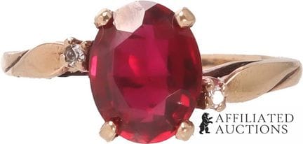 Bague en or jaune 10 carats avec rubis  Bague oval