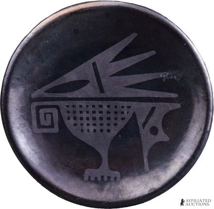 Assiette en faïence noire de San Ildefonso signée 