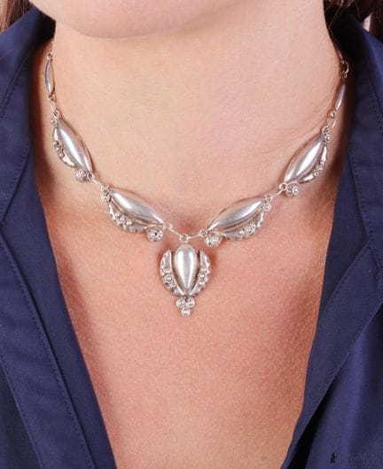 Collier Navajo du Sud-Ouest en argent repoussé, ar