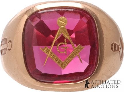 Bague de Maître maçon en or 10 carats et rubis  Ba