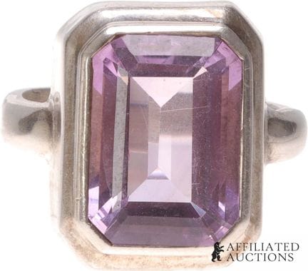 Bague avec une grande améthyste sertie en argent s