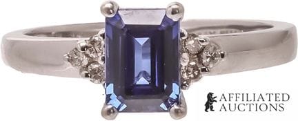 Bague en saphir taille émeraude, or blanc 14 carat