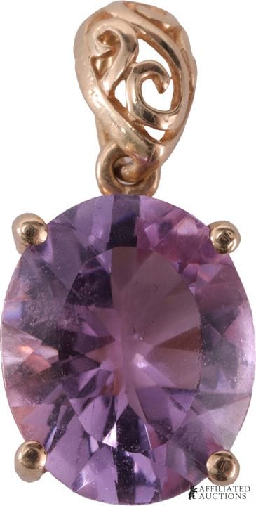 Pendentif ouvragé en or jaune 10 carats serti d'un