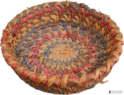 Panier tressé en raphia africain  Panier tressé en