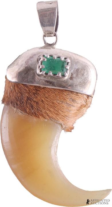 Pendentif « Griffe de grand félin » et émeraude  G