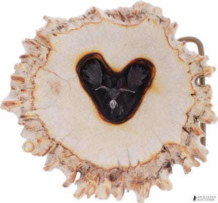 Morceau de bois de cerf avec incrustation d'un éla