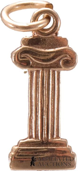 Pendentif « colonne ionique » en or 14 carats  Un 
