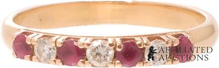 Bague en or jaune 14 carats avec rubis et diamants