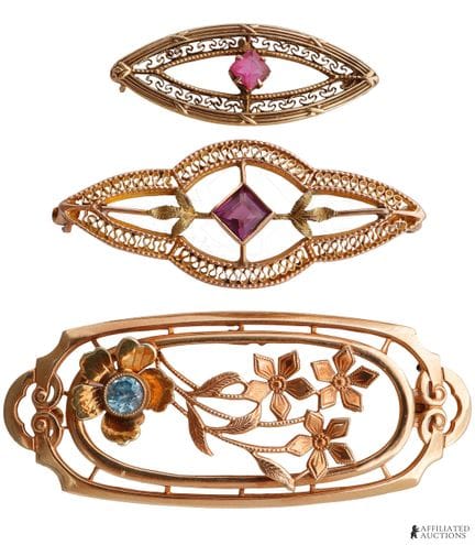 Trois broches Art nouveau en or 10 carats. Elles m