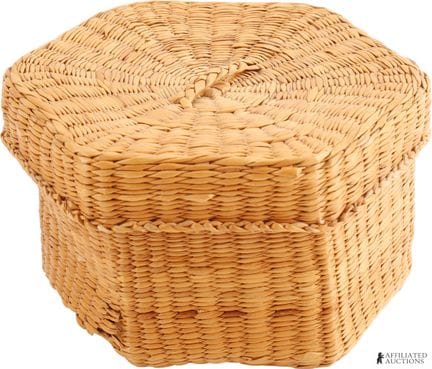 Panier hexagonal à couvercle en herbe douce des Wi