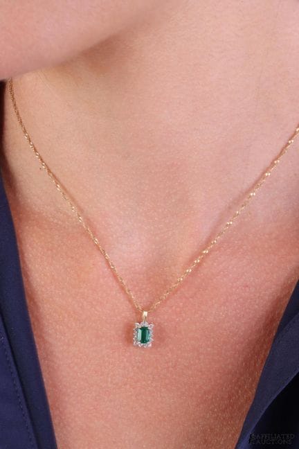Collier en or jaune 14 carats avec émeraude et dia