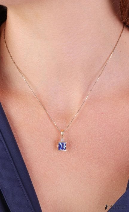 Collier en saphir taille princesse, or jaune 10 ca