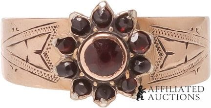 Bague ancienne en grenat et or 8 carats. Motif flo