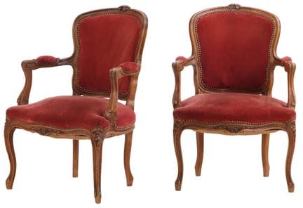 PAIRE DE FAUTEUILS FRANÇAIS À ACCOUDOIRS OUVERTS, 