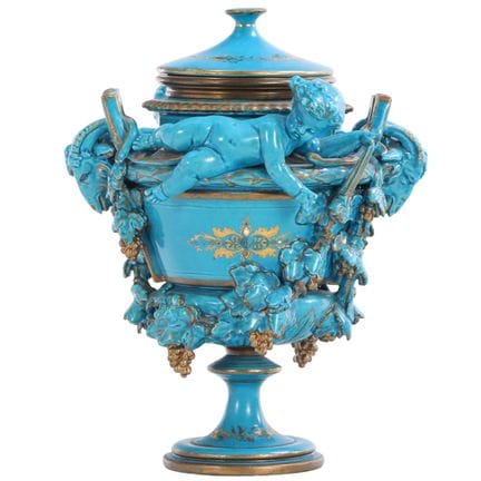 VASE EN PORCELAINE TURQUOISE DE SÈVRES AVEC DES PU
