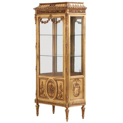 Vitrine de style Louis XVI en bois doré et plâtre,