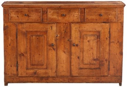 BUFFET EN PIN DU XVIIIe SIÈCLE À TROIS TIROIRS ET 