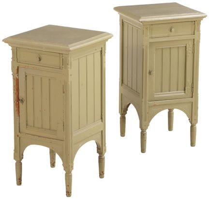 PAIRE DE TABLES DE CHEVET EN PIN PEINT, VERS 1880.