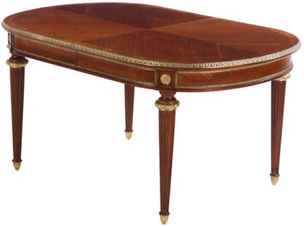 Pequeña mesa de comedor de caoba con herrajes de b