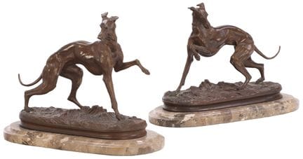 PAIRE DE WHIPPETS EN BRONZE, BRONZE COULÉ SUR SOCL