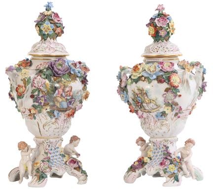 PAIRE DE VASES À COUVERCLE EN PORCELAINE DE DRESDE