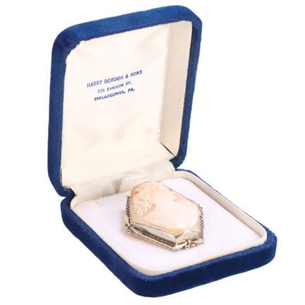 BROCHE EN OR BLANC AVEC CAMÉO REPRÉSENTANT UN PORT