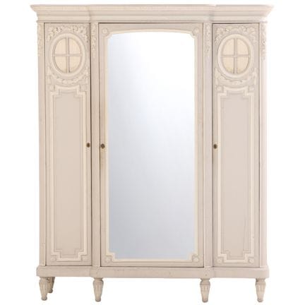 ARMOIRE FRANÇAISE DE QUALITÉ, PEINTE ET SCULPTÉE, 