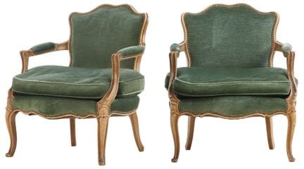 PAIRE DE FAUTEUILS FRANÇAIS PEINTS ET TAPISSÉS À A