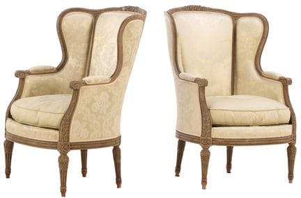 PAIRE DE BERGÈRES AVEC ORIELLES DE STYLE LOUIS XV,