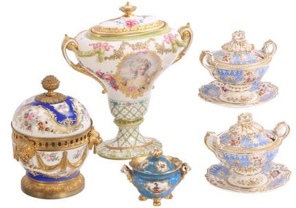Lot de CINQ pièces en porcelaine fine continentale