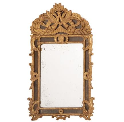 MIROIR DE STYLE RÉGENCE EN BOIS SCULPTÉ ET DORÉ, O
