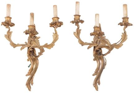 PAIRE D'APPLIQUES MURALES EN BRONZE DE STYLE LOUIS