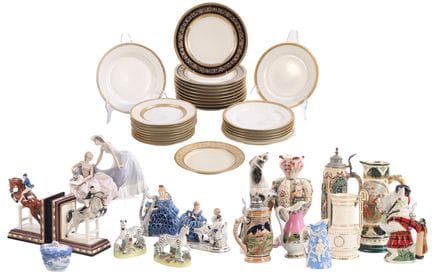GRAND LOT DE PORCELAINE VARIÉE COMPRENANT UNE STAT
