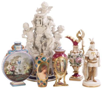 ENSEMBLE DE SIX PIÈCES EN PORCELAINE CONTINENTALE,